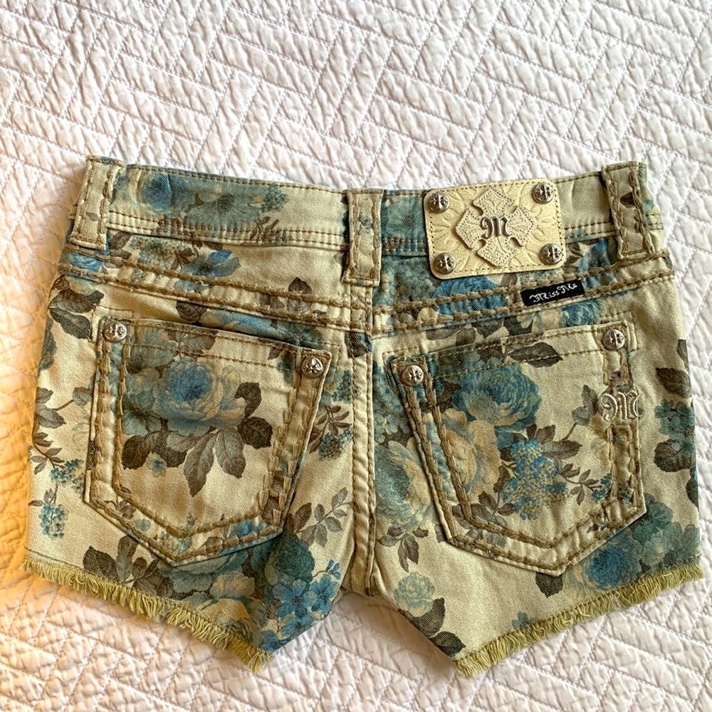 Blue flowers Miss Me shorts - Size 25